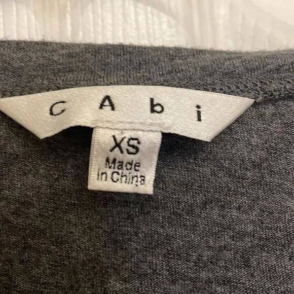 ✨CAbi #250 Gray Shark Bite Tunic Top - Picture 6 of 8